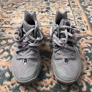 Nike Kyrie Irving 4 low basketball sneakers